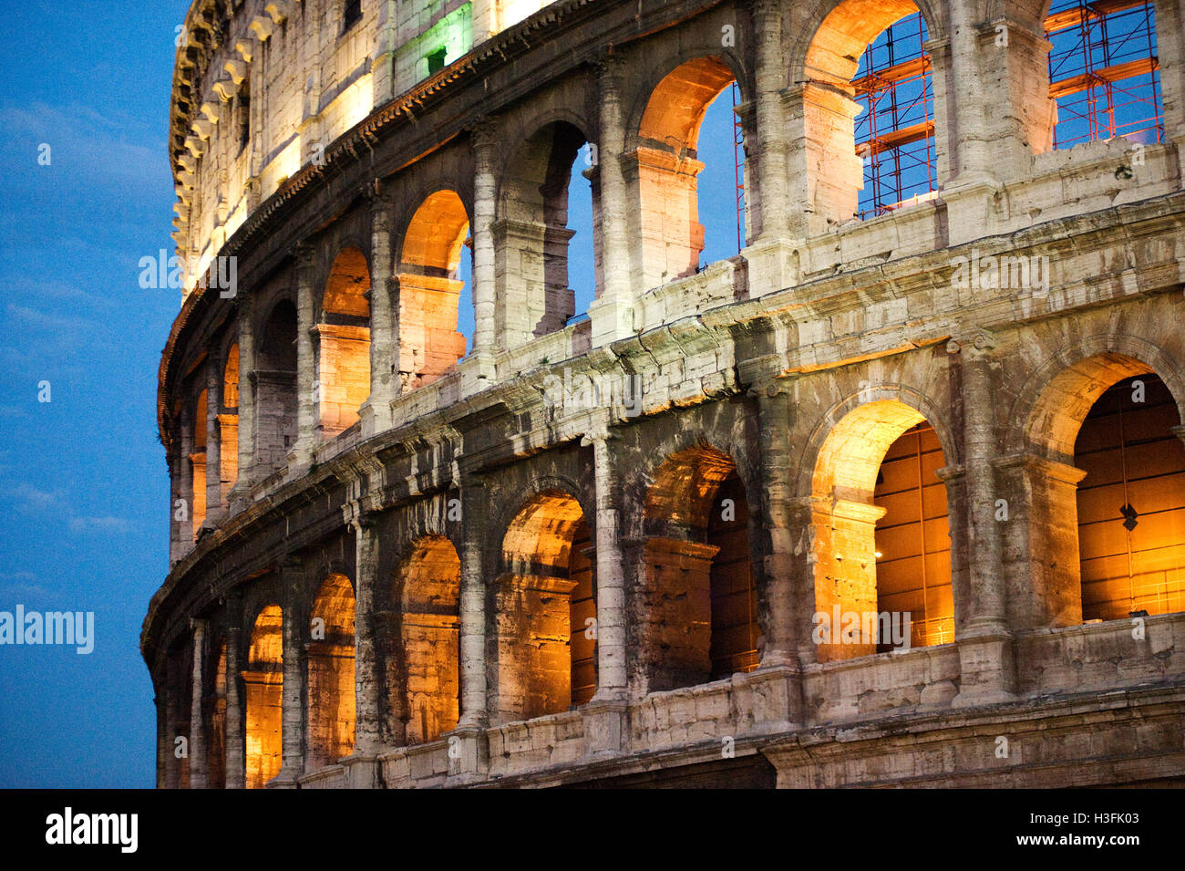 Colosseo back lit al crepuscolo Roma Italia Europa Foto Stock