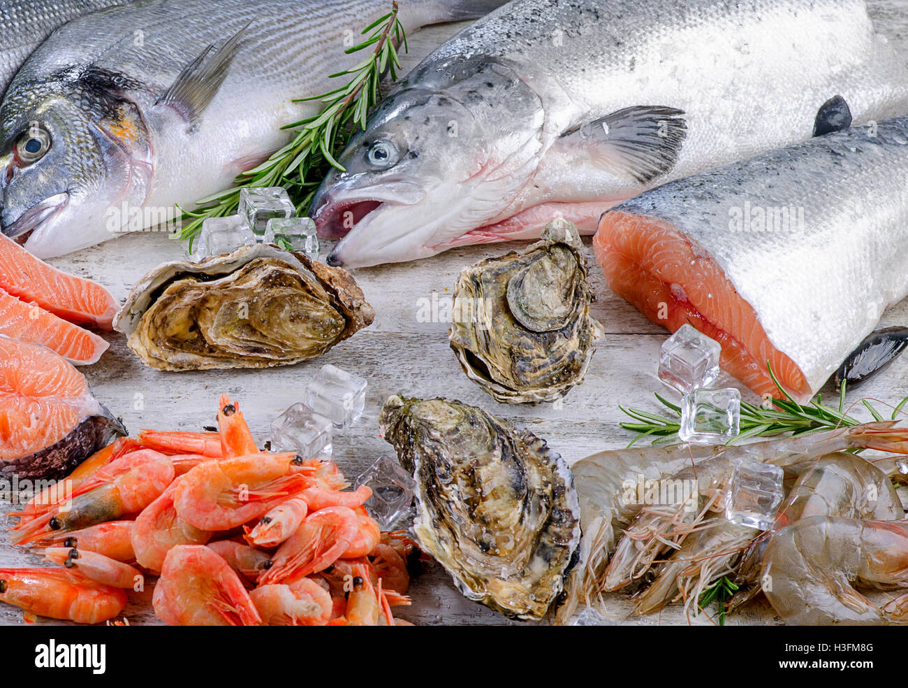 Il pesce fresco e i frutti di mare con erbe e spezie. Una sana dieta alimentare. Primo piano Foto Stock