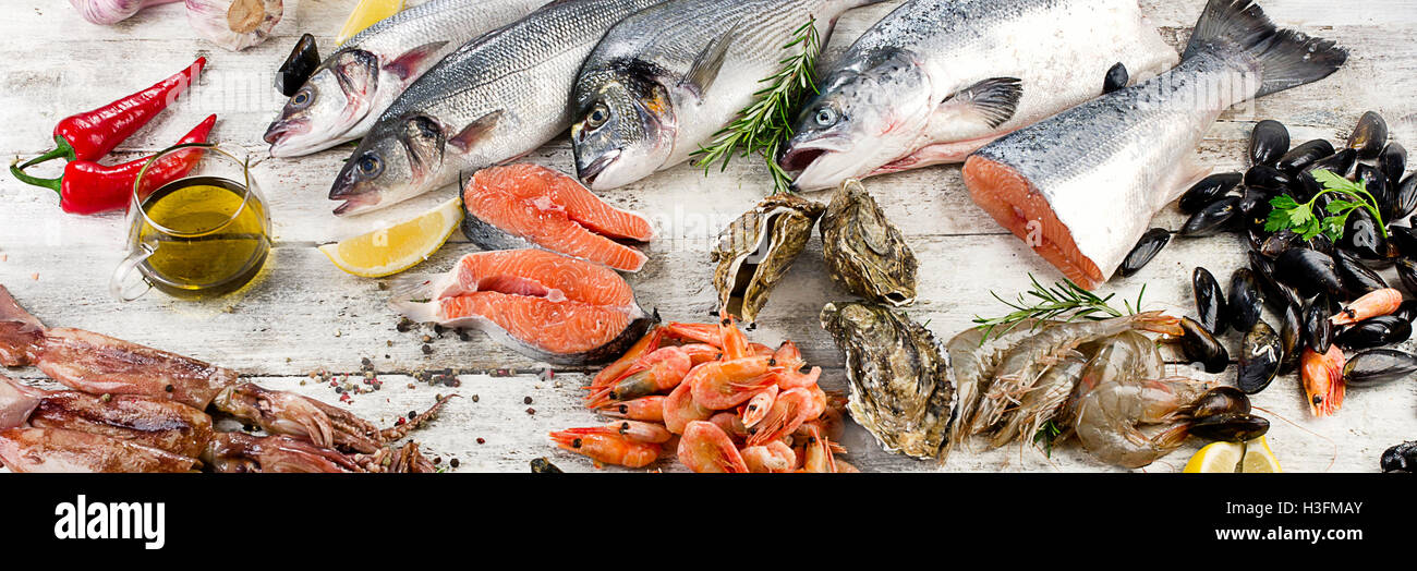Pesce fresco e altri frutti di mare su sfondo di legno. Vista superiore Foto Stock