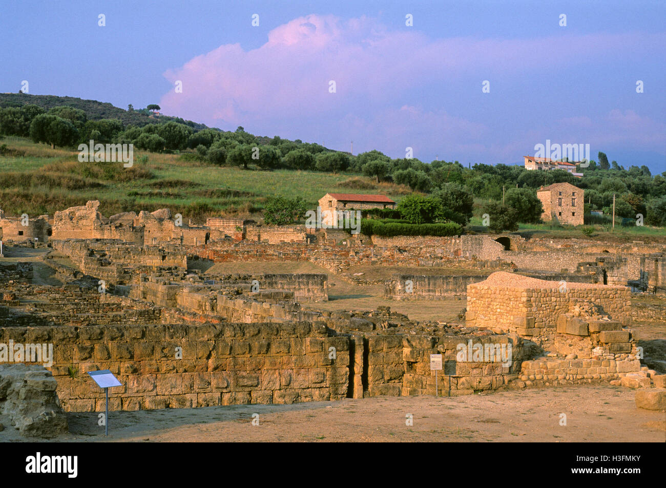 Resti di antiche città di Elea, area archeologica di Velia, Cilento - Vallo di Diano e Alburni National Park, Campania Foto Stock