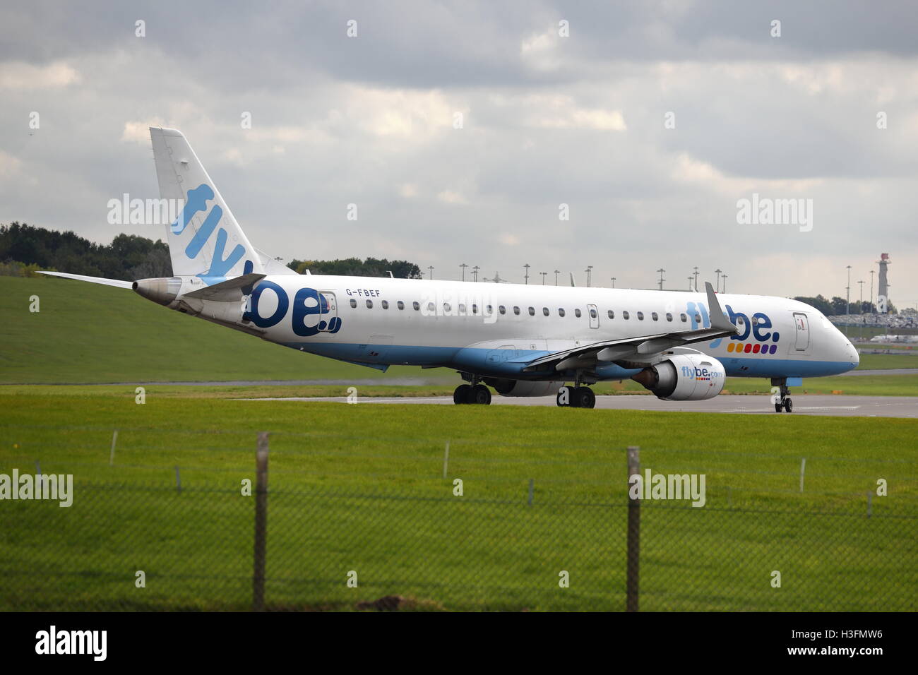 Flybe Embraer 190/195 195LR G-FBEF pronti per il decollo all'Aeroporto di Birmingham, Regno Unito Foto Stock