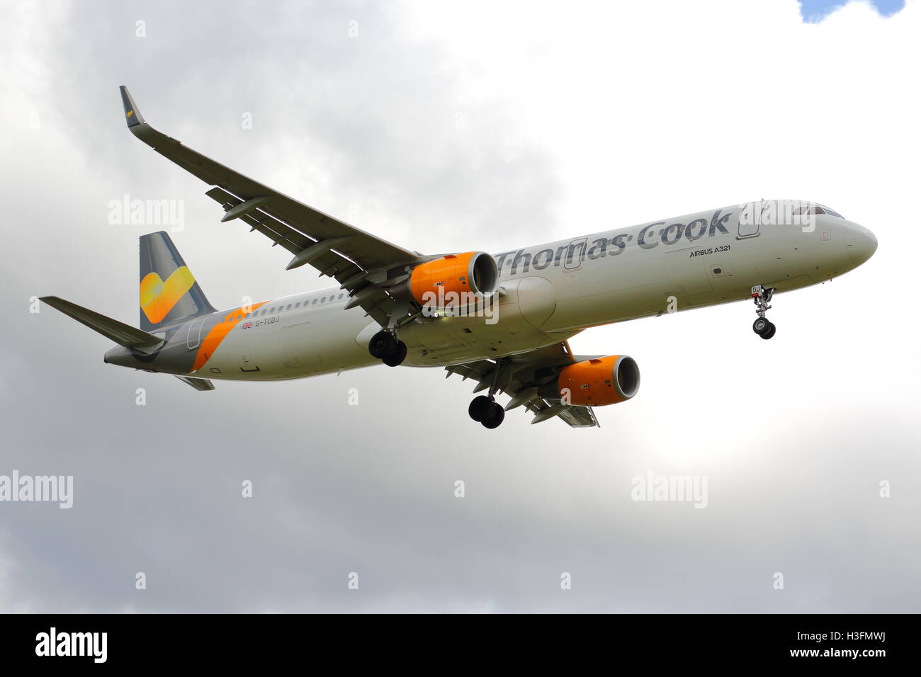Thomas Cook Airbus A321-200 G-TCDJ atterraggio all'Aeroporto di Birmingham, Regno Unito Foto Stock