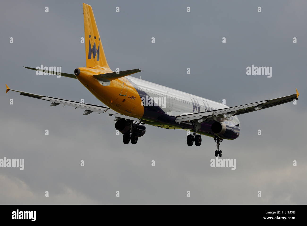 La Monarch Airlines Airbus A321-200 G-ZBAK arrivando all'Aeroporto di Birmingham, Regno Unito Foto Stock