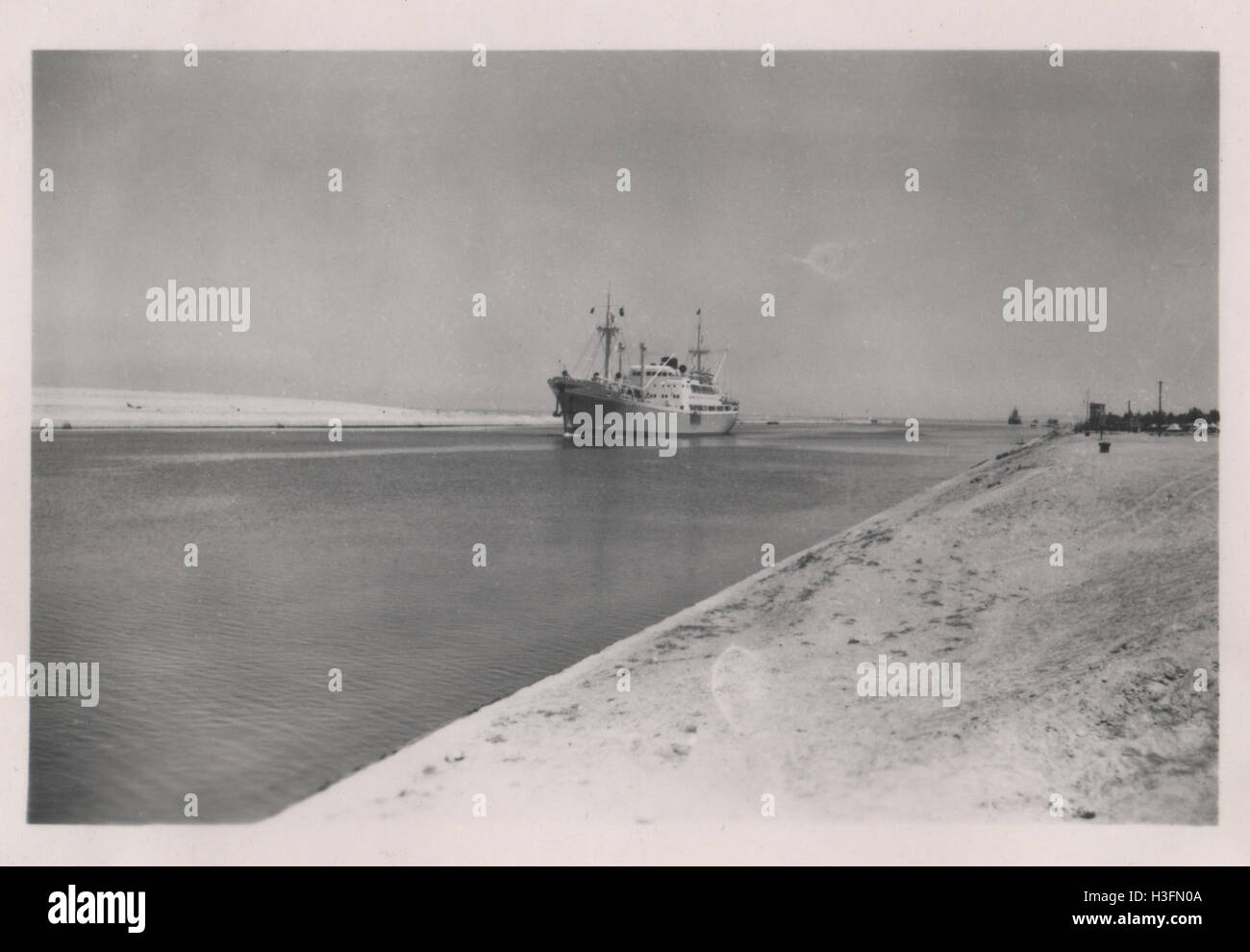 La nave di carico Ile Maurice transitando il canale di Suez nella zona del lago di Grande Bitter nel 1952 nel periodo precedente la crisi di Suez del 1956, mentre il canale era ancora sotto il controllo dei britannici. Foto Stock