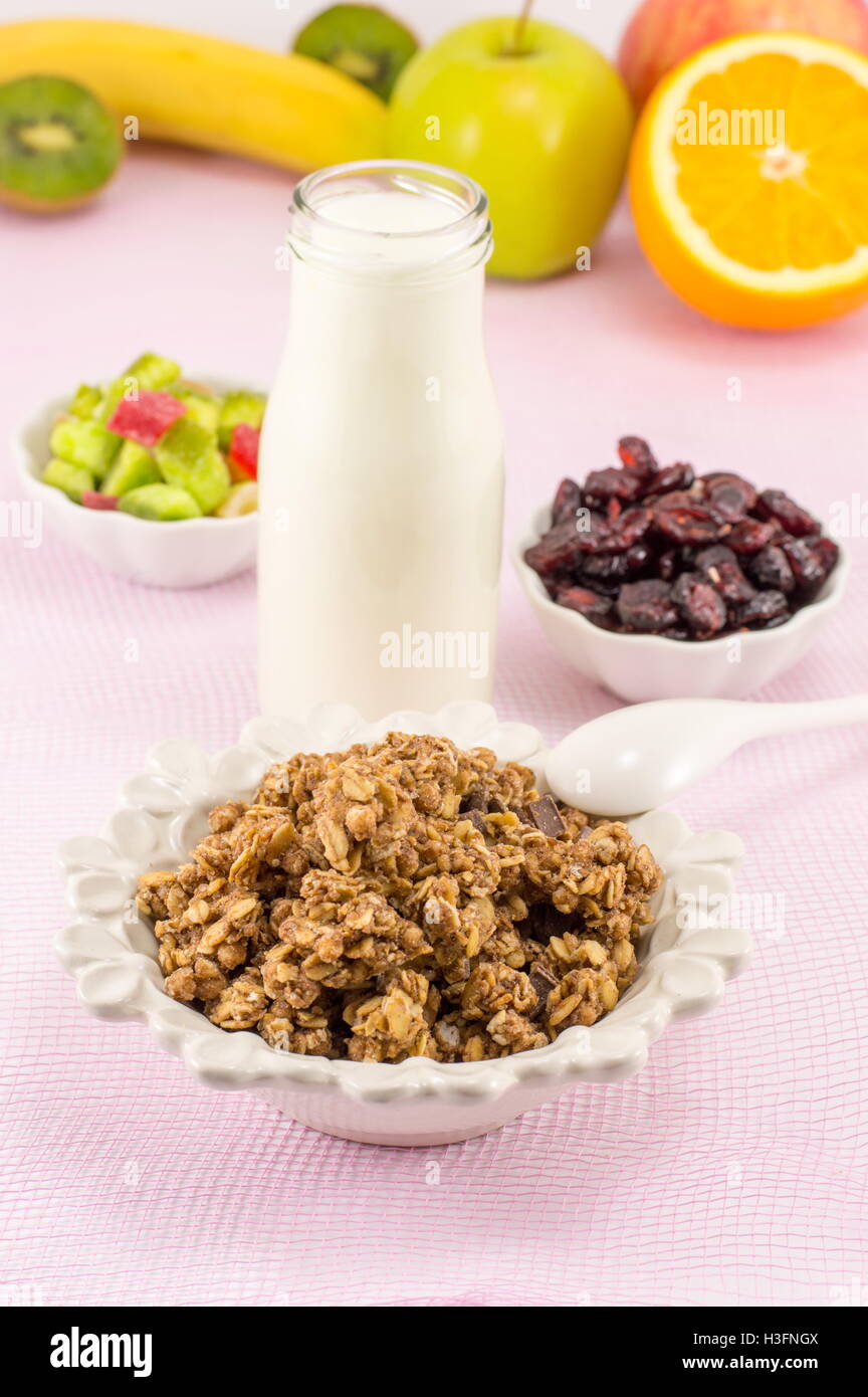 Granola muesli con frutta ingredienti per una sana prima colazione Foto Stock