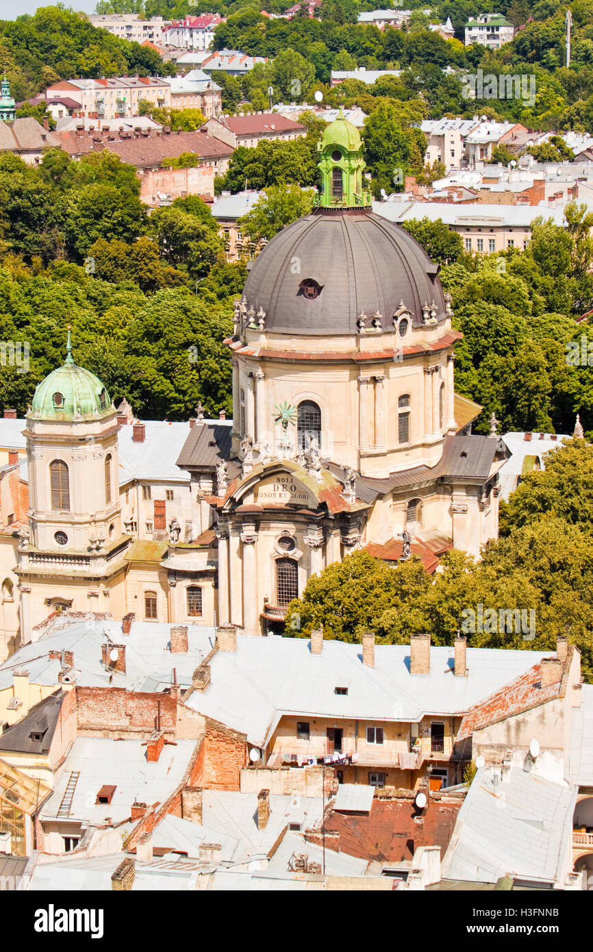 Vista della città vecchia e la Chiesa dominicana, Lviv, Ucraina Foto Stock