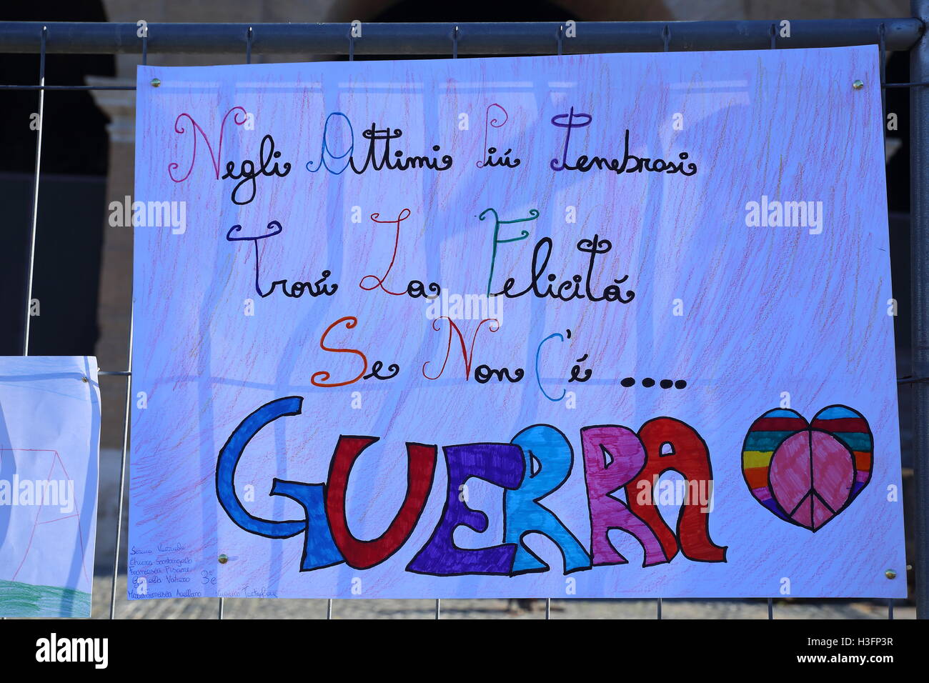 Roma, Italia. 08 ott 2016. Mostra intorno al Colosseo di disegni di bambini delle scuole per la pace nel mondo la pace europea eseguire 2016, lanciato nel mese di febbraio dal Portogallo dopo 24.000 km termina a Roma con una grande festa della pace e dello sport aperto per adulti e bambini. Le persone a promuovere la pace, amicizia e armonia, passando una torcia ardente di mano in mano. Ospite d onore Tegla Loroupe, campione del mondo, titolare di numerosi record di atletica leggera e organizzatore del Team di rifugiati del Rio 2016 Giochi Olimpici Credito: Matteo Nardone/Pacific Press/Alamy Live News Foto Stock