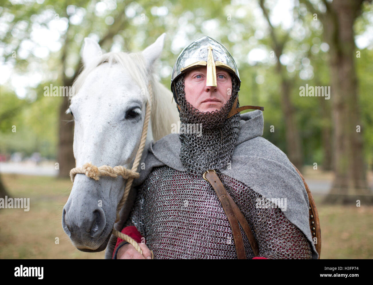 Dominic Sewell durante il 1066 'pop-up' accampamento in Hyde Park, Londra, parte di una rievocazione storica marcatura 950 anni dopo la battaglia di Hastings. Foto Stock