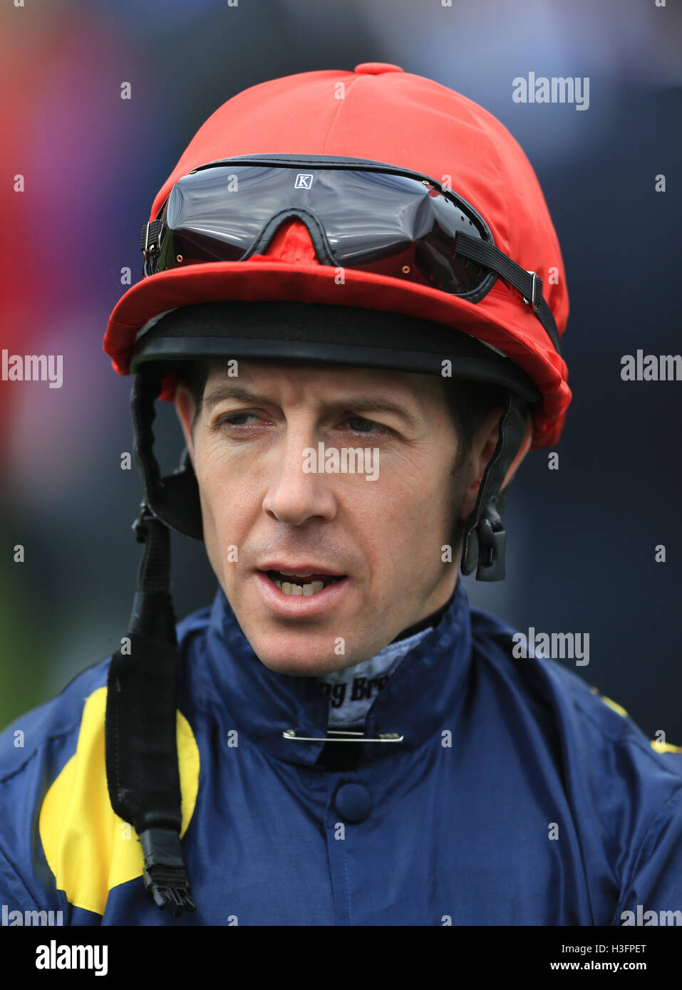 Jockey Jim Crowley prima di vincere il Dubai Business Internship Filles vivaio picchetti di Handicap su isola di visione durante il giorno due del futuro di Dubai Champions Festival a Newmarket Racecourse. Foto Stock