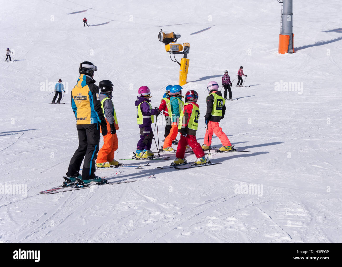 SOLDEN, AUSTRIA, 4 marzo, 2016: scuola di sci per bambini in Solden località sciistica nelle Alpi austriache Foto Stock