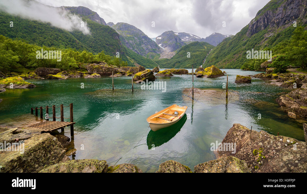 Barca in un lago vicino al Ghiacciaio Buerbreen, Norvegia Foto Stock