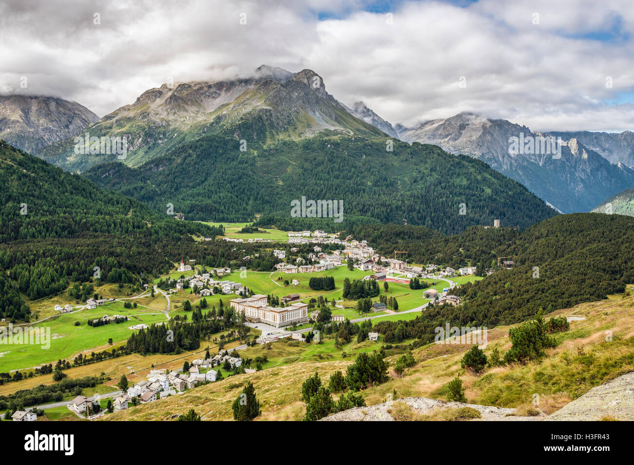 Vista a Maloja in primavera, alta Engadina, Grigioni, Svizzera Foto Stock