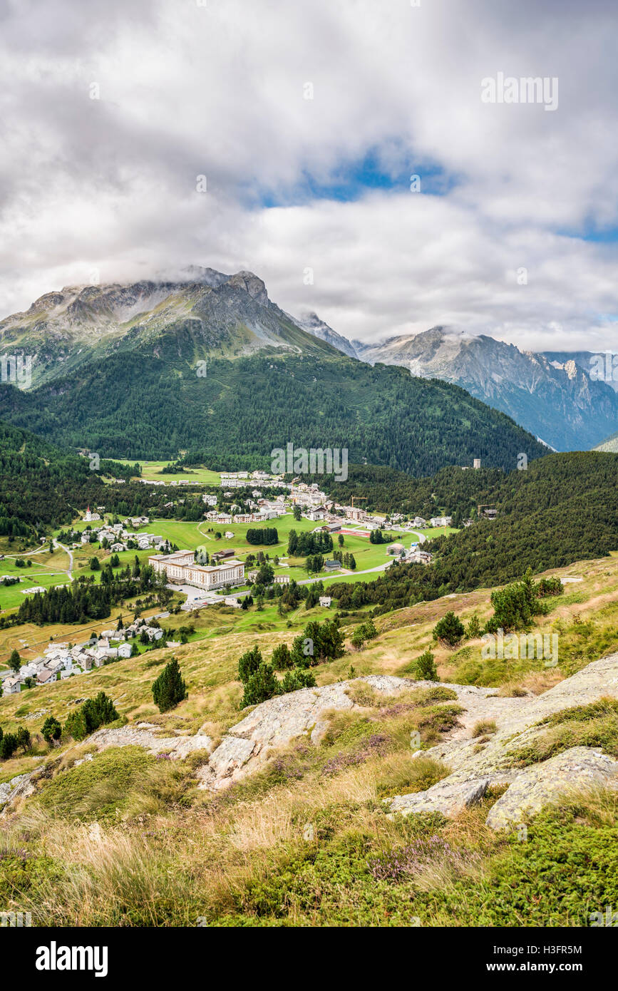 Vista a Maloja in primavera, alta Engadina, Grigioni, Svizzera Foto Stock