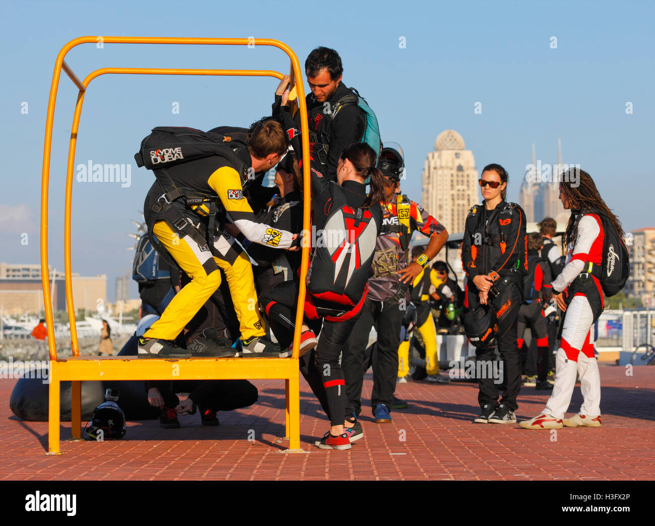 Un gruppo di parashooters ottenere pronto per il salto con il loro maestro in Dubai Foto Stock
