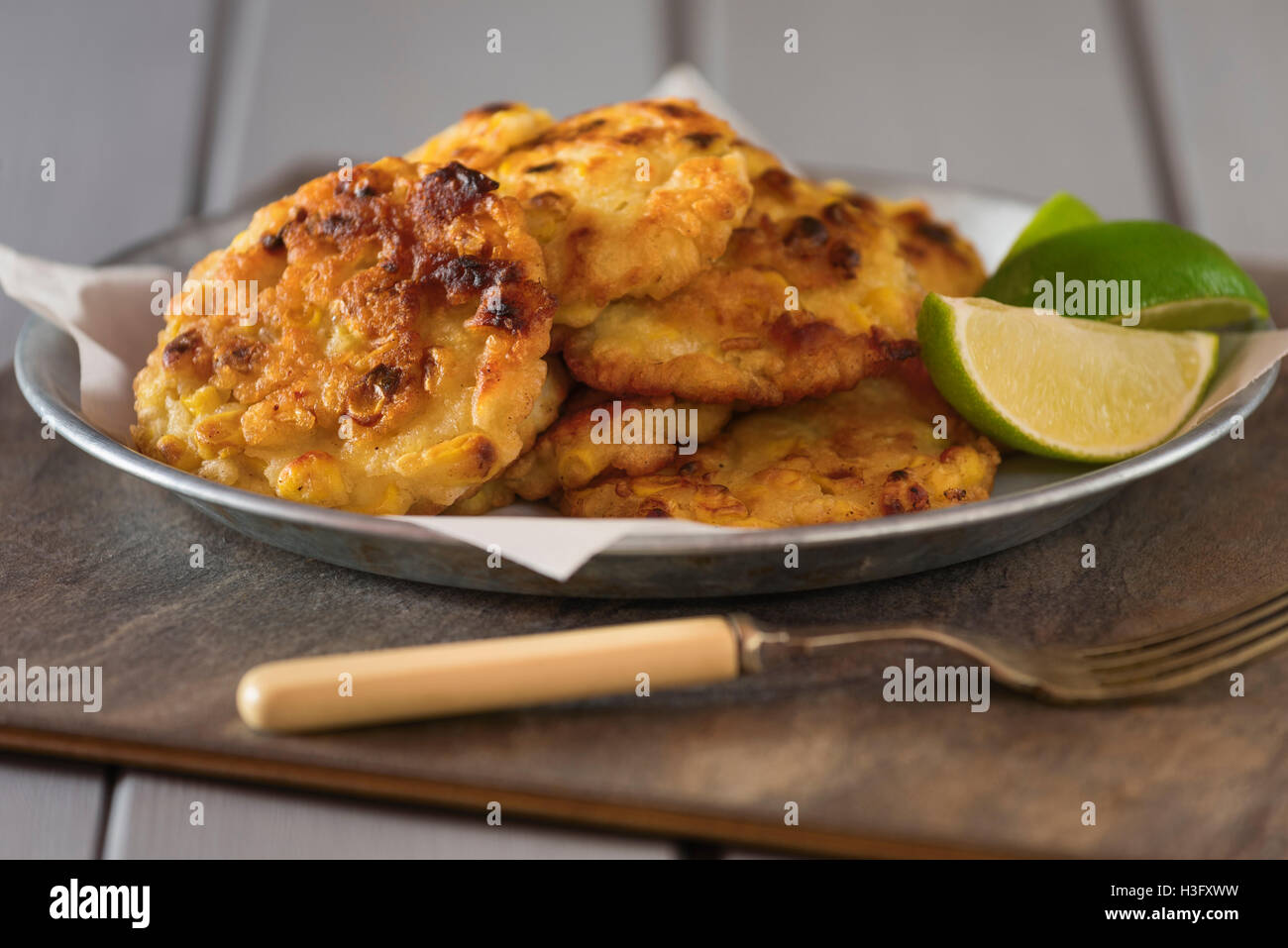Granturco dolce frittelle con spicchi di lime Foto Stock