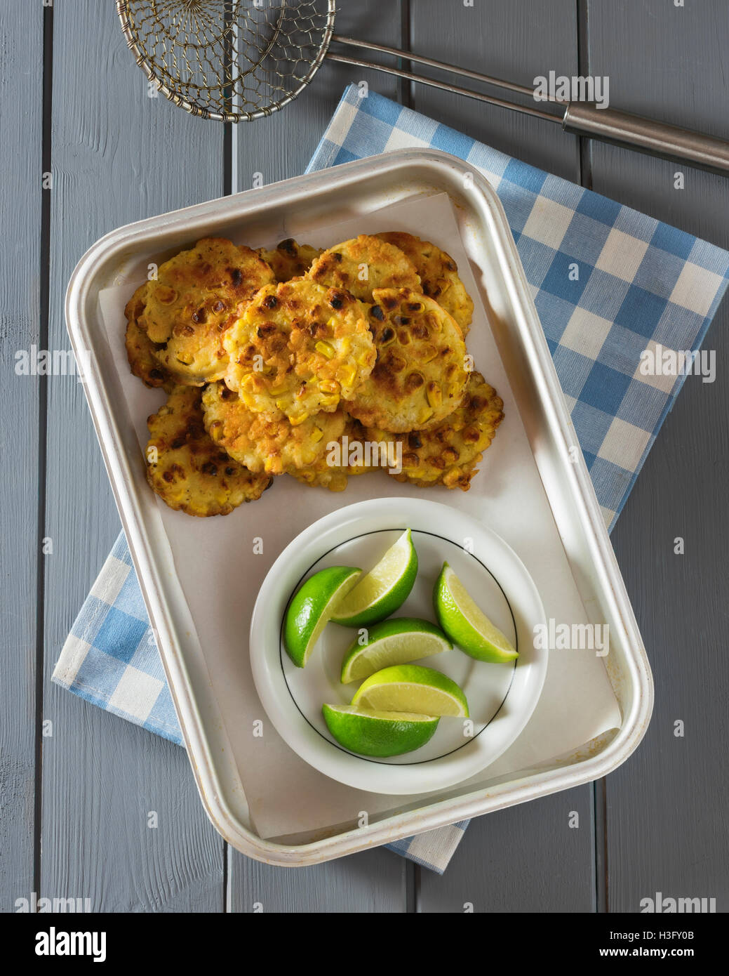 Granturco dolce frittelle con spicchi di lime Foto Stock
