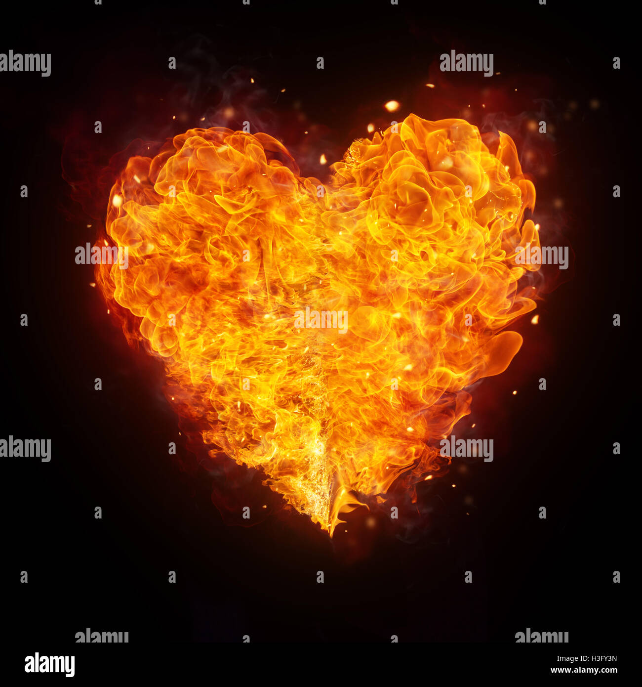Forma astratta di fuoco cuore isolato su sfondo nero Foto Stock