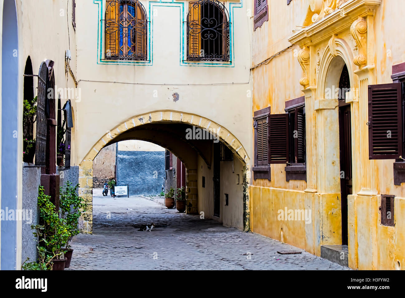 Strada Marocchino con un vecchio archway Foto Stock