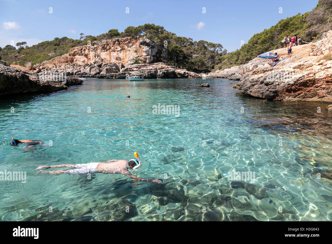 La gente lo snorkeling nel mare cristallino di Mallorca, Spagna Foto Stock