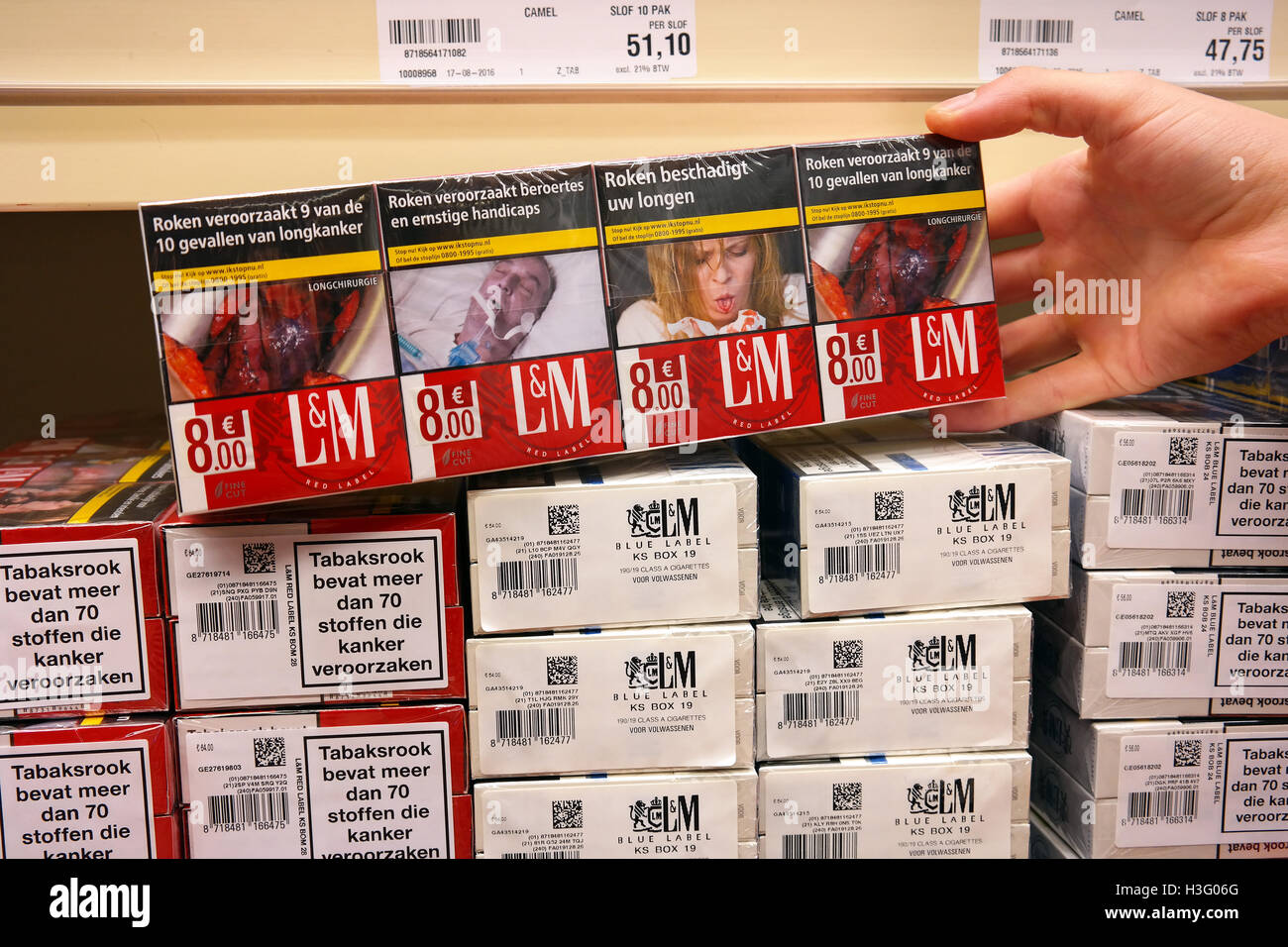 Le sigarette in un commercio all'ingrosso con immagini sui pacchetti di sigarette per illustrare i pericoli del fumo Foto Stock
