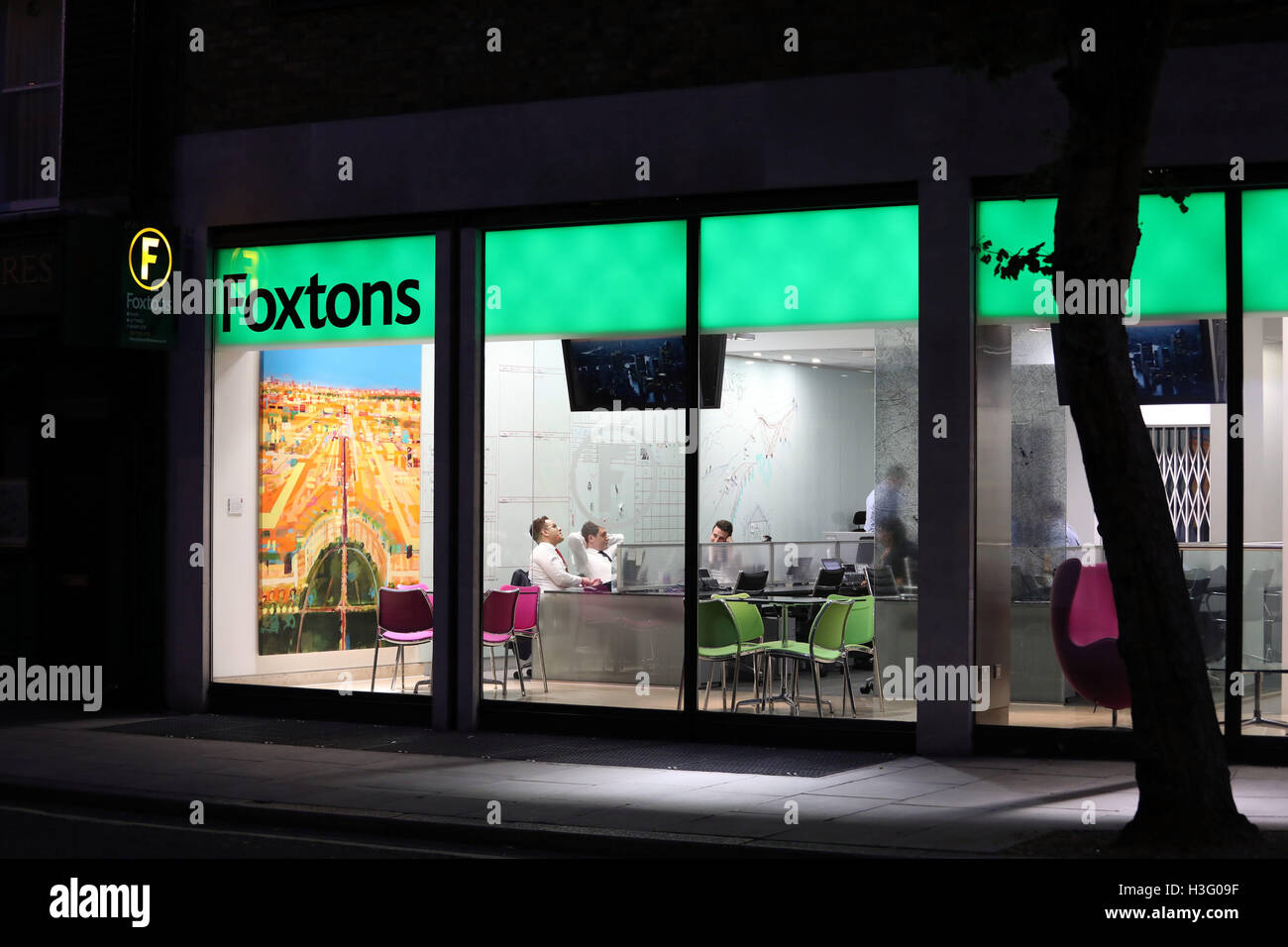 Immobiliare Foxtons agli agenti che lavorano di notte tarda della finestra Foto Stock