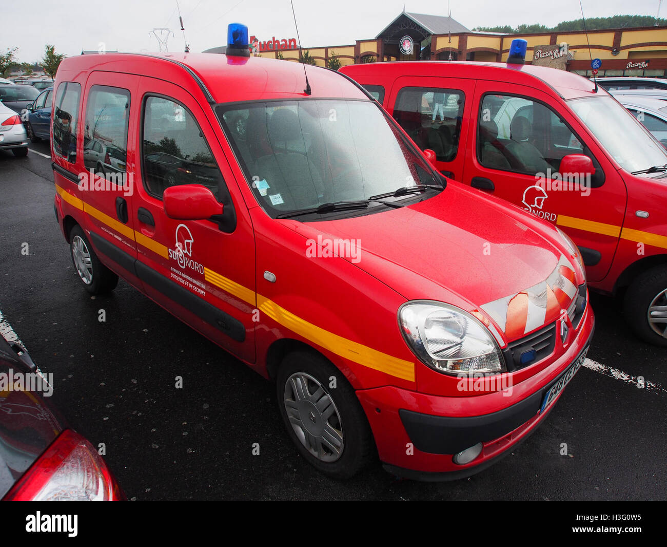 Il Renault Kangoo SDIS Nord è un veicolo di emergenza utilizzato dai vigili del fuoco nel nord della Francia. Questa immagine mostra il veicolo in servizio, con i contrassegni e le dotazioni distintivi tipici di un veicolo di soccorso. Foto Stock