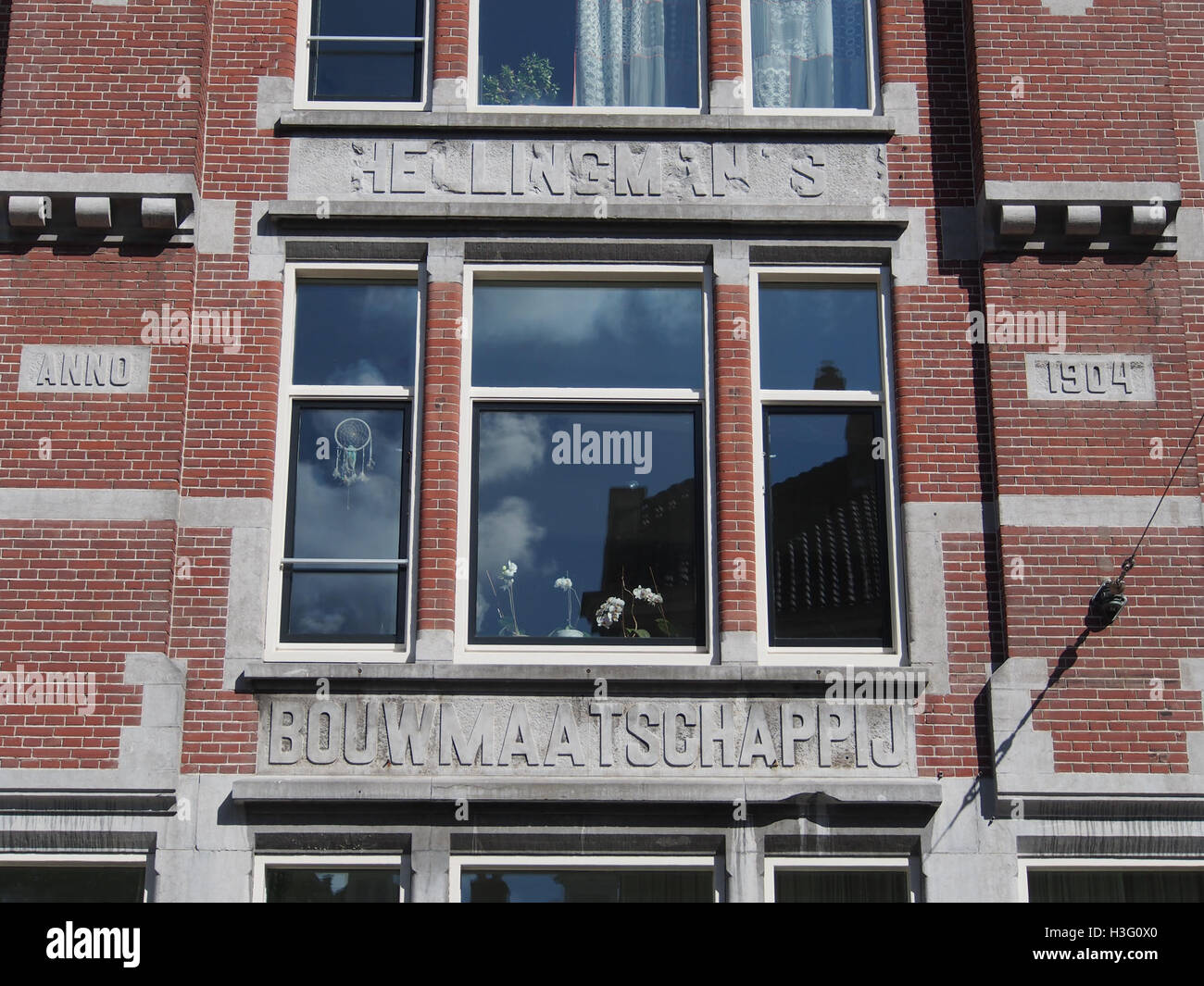 L'Hellingmans Bouwmaatschappij è un'impresa di costruzioni situata a Planciusstraat 9-13, specializzata nell'edilizia e nello sviluppo urbano della regione. Foto Stock