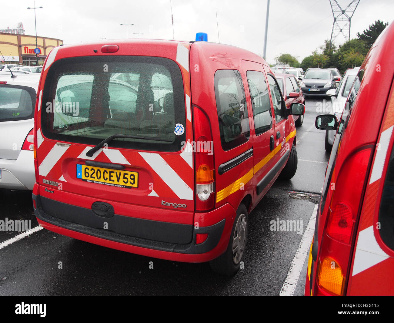 Il *Renault Kangoo SDIS Nord* è un'immagine che raffigura questo veicolo in una regione specifica. Offre un riferimento visivo per il design e l'utilizzo del veicolo in contesti pratici, eventualmente legati al trasporto o alla logistica nell'area. Foto Stock