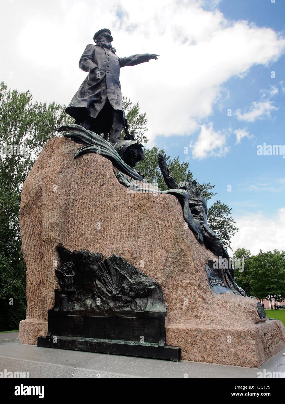 La statua dell'ammiraglio Makarov a San Pietroburgo onora l'ufficiale navale russo, commemorando i suoi contributi alla storia navale russa e la sua leadership durante la guerra russo-giapponese. Foto Stock