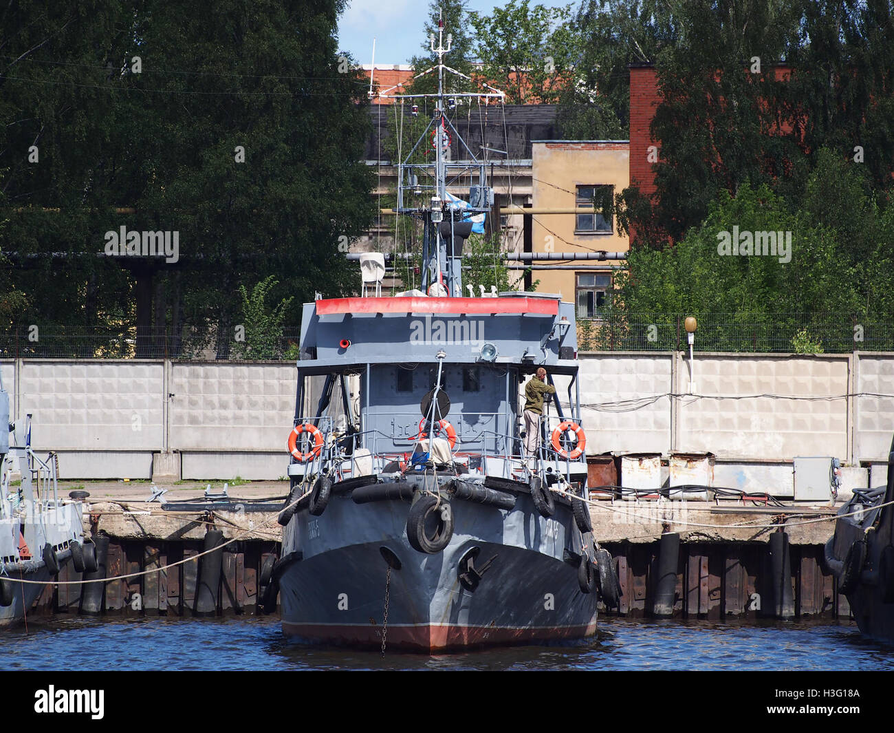 Questa immagine raffigura una nave della marina russa, identificata con il numero di registrazione ???-5. La nave fa parte della flotta russa e rappresenta la moderna potenza navale del paese, mostrando le sue capacità. Foto Stock