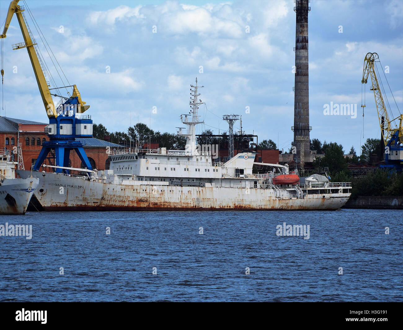 Questa immagine rappresenta una nave navale russa, anche se il nome o i dettagli specifici non sono chiari. Le navi della marina russa sono fondamentali per la difesa marittima e le capacità militari del paese. Foto Stock