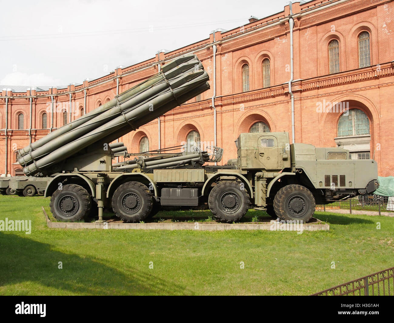 Il 9A52, parte del sistema di lancio a razzo multiplo da 300 mm 9K58 Smerch, è esposto al Museo dell'Artiglieria di San Pietroburgo, che mostra la sua tecnologia militare. Foto Stock
