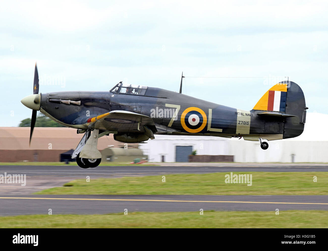 L'Hawker Sea Hurricane Mk.1b (Z7015), una variante dell'iconico caccia britannico della seconda guerra mondiale, arriva a Fairford il 7 luglio 2016. Questo aereo è stato utilizzato durante la battaglia dell'Atlantico ed è stato restaurato per mantenere il suo significato storico nell'aviazione. Foto Stock