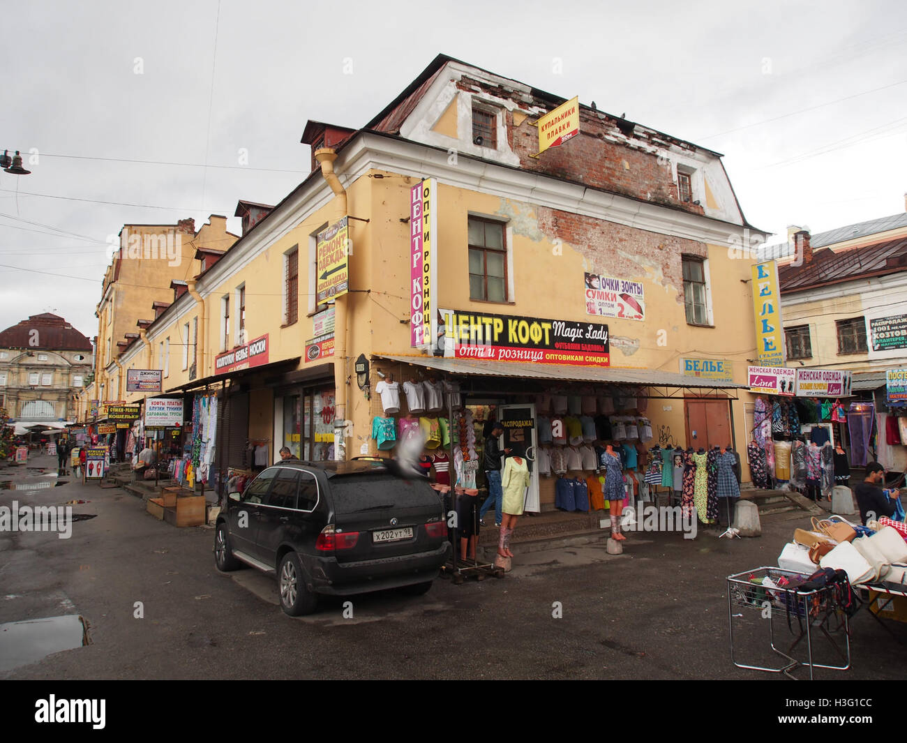 Apraksin Dvor, situato a San Pietroburgo, Russia, era una famosa piazza del mercato e centro commerciale, conosciuta per il suo vivace commercio e il suo significato storico. L'area giocò un ruolo centrale nello sviluppo dell'economia della città durante il XVIII secolo. Foto Stock