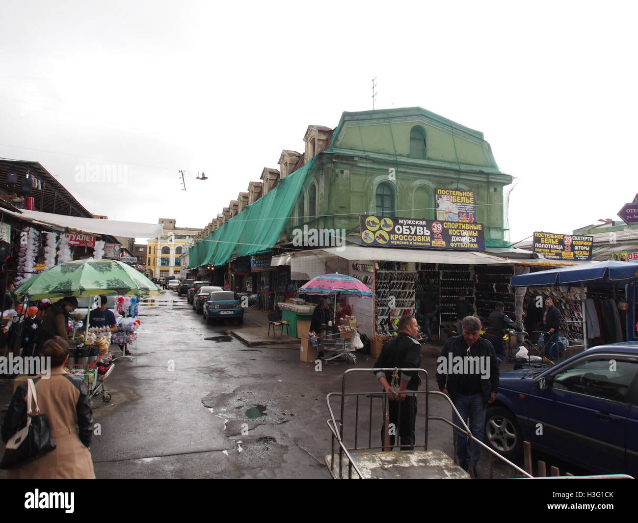 Questa immagine storica cattura l'Apraksin Dvor, una notevole area di mercato a San Pietroburgo, Russia. Un tempo era un importante centro commerciale, caratterizzato dalla sua vivace atmosfera e dagli stili architettonici dell'epoca, durante il tardo Impero russo. Foto Stock