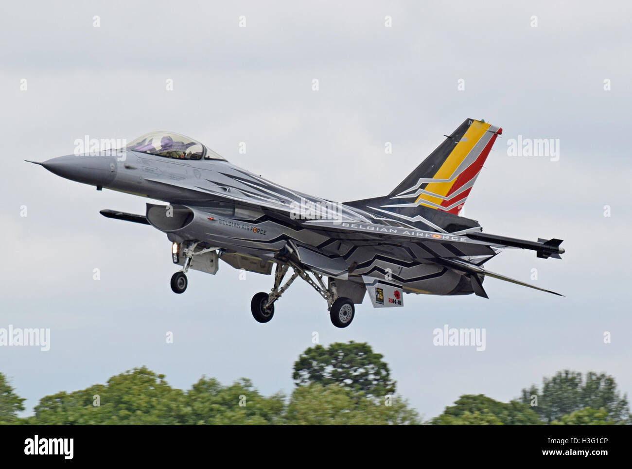 Il Lockheed Martin F-16AM Fighting Falcon (fa-123) della Belgian Air Component arriva a Fairford per il Royal International Air Tattoo del 2016 il 7 luglio 2016. Questo aereo fa parte della flotta dell'aeronautica belga, nota per la sua versatilità ed efficacia di combattimento. L'F-16 è un caccia multiruolo, in grado di eseguire operazioni aria-aria e aria-terra. Foto Stock