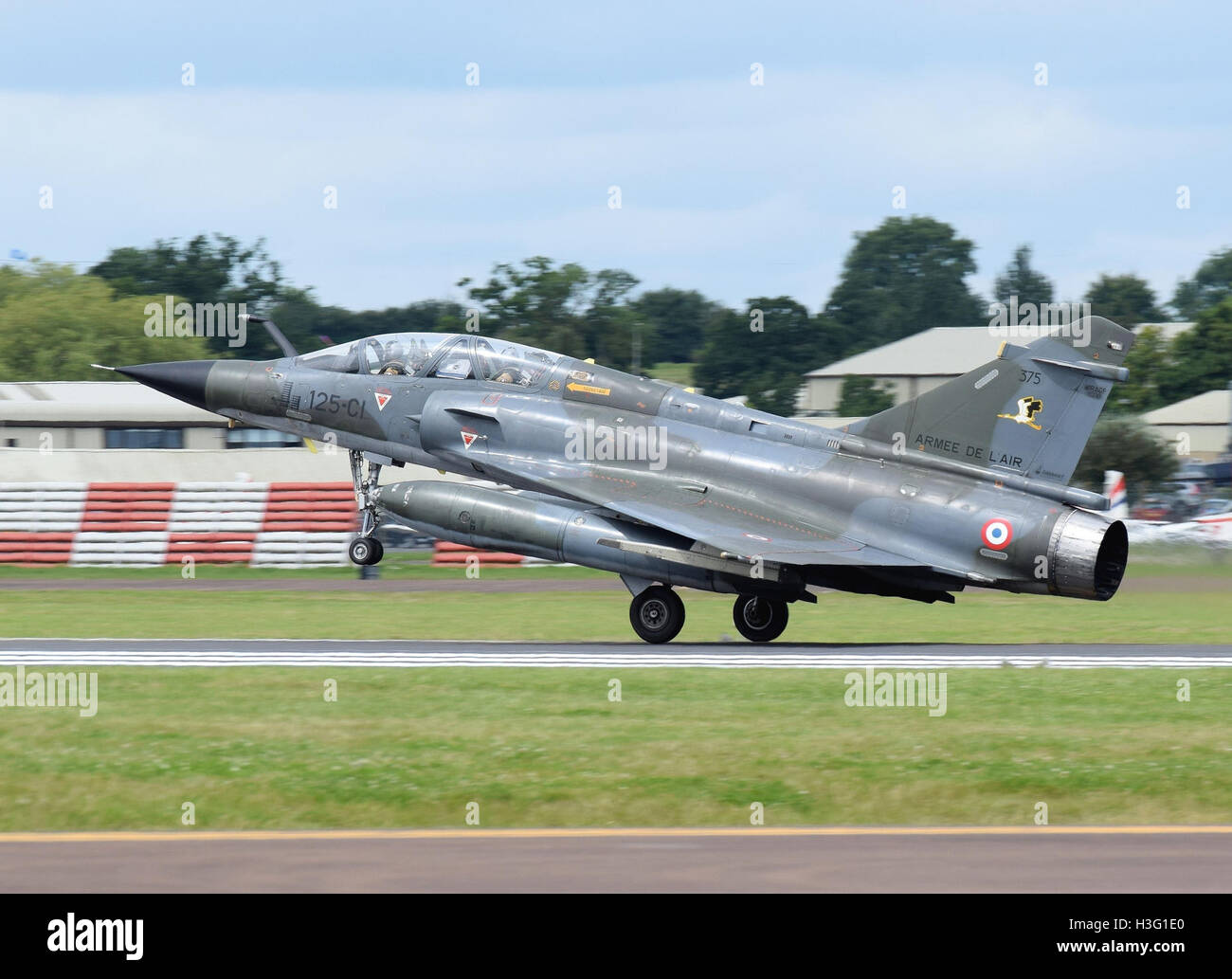 Il Dassault Mirage 2000N (codice 375) dell'aeronautica militare francese arriva a Fairford il 7 luglio 2016. Questo aereo è noto per il suo ruolo nelle missioni tattiche e nucleari, caratterizzato da avionica avanzata e un design versatile adatto sia per il combattimento aria-aria che aria-terra. Foto Stock