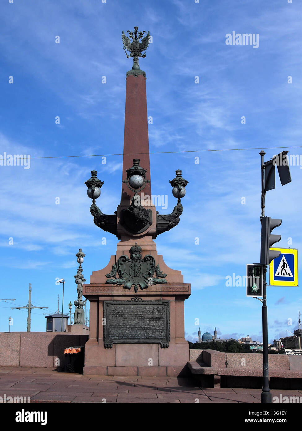 Una fotografia di Troitskiy Most, il famoso ponte di San Pietroburgo, Russia, che cattura la grandezza della struttura e il paesaggio urbano circostante. L'immagine evidenzia le caratteristiche architettoniche del ponte e la sua posizione sul fiume Neva. Foto Stock