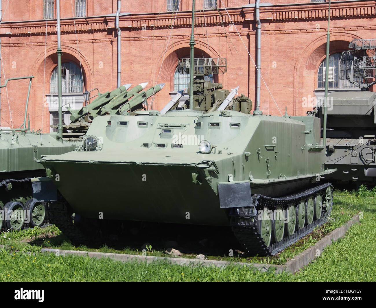 Questa immagine, tratta dal Museo dell'Artiglieria di San Pietroburgo, Russia, mostra una collezione di pezzi storici di artiglieria. La fotografia cattura l'essenza della storia militare, sottolineando il design e l'uso delle armi nel passato militare della Russia. Foto Stock