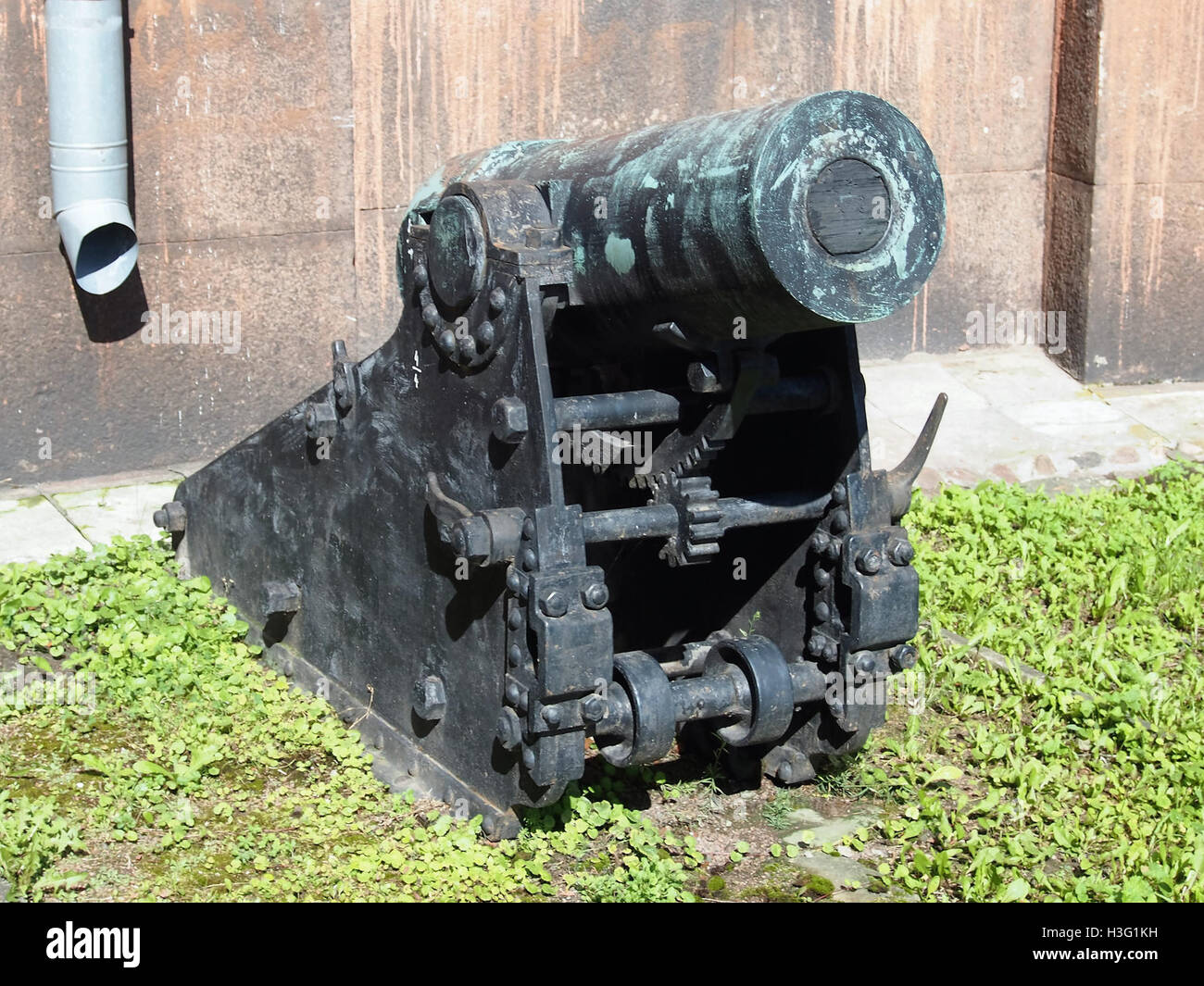 Questa opera storica presenta un pezzo di artiglieria da 152 mm, risalente al 1867, che mostra la tecnologia militare e le armi utilizzate nella guerra del XIX secolo, in particolare da un contesto europeo. Foto Stock