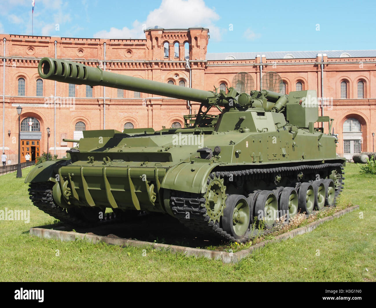 Il 2S5 Giatsint-S è un sistema di artiglieria semovente sovietico esposto al Museo dell'Artiglieria di San Pietroburgo. È noto per le sue potenti capacità a lungo raggio. Foto Stock