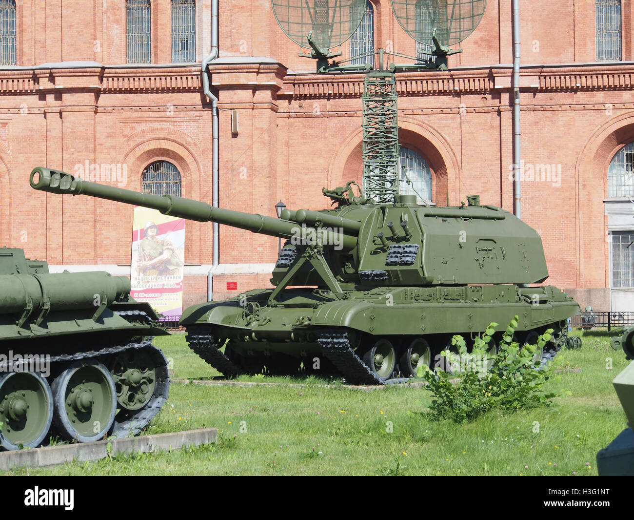 Il 2S19 MSTA-S è un sistema di artiglieria semovente russo, esposto al Museo dell'Artiglieria di San Pietroburgo. Questo pezzo di artiglieria avanzata è una parte importante della storia e della tecnologia militare russa. Foto Stock