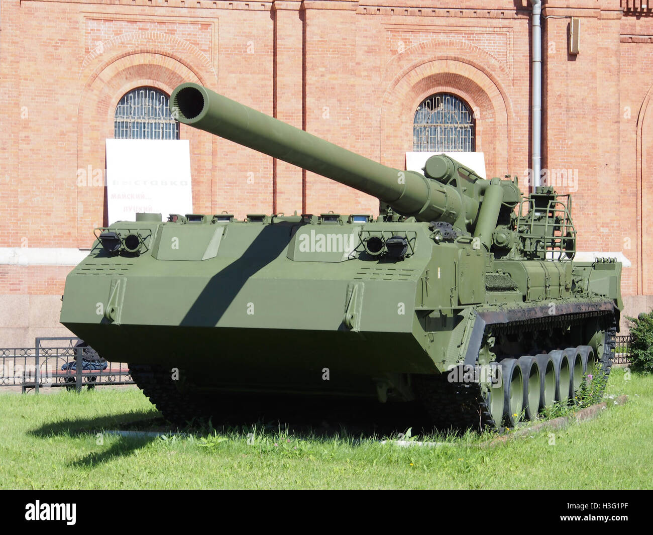 Il 2S7 Pion è un sistema di artiglieria semovente sovietico dotato di un obice da 203 mm. Questo sistema, utilizzato negli anni '1970 e oltre, è stato progettato per il supporto antincendio a lungo raggio durante le operazioni militari ed è noto per la sua significativa potenza di fuoco e mobilità. Foto Stock