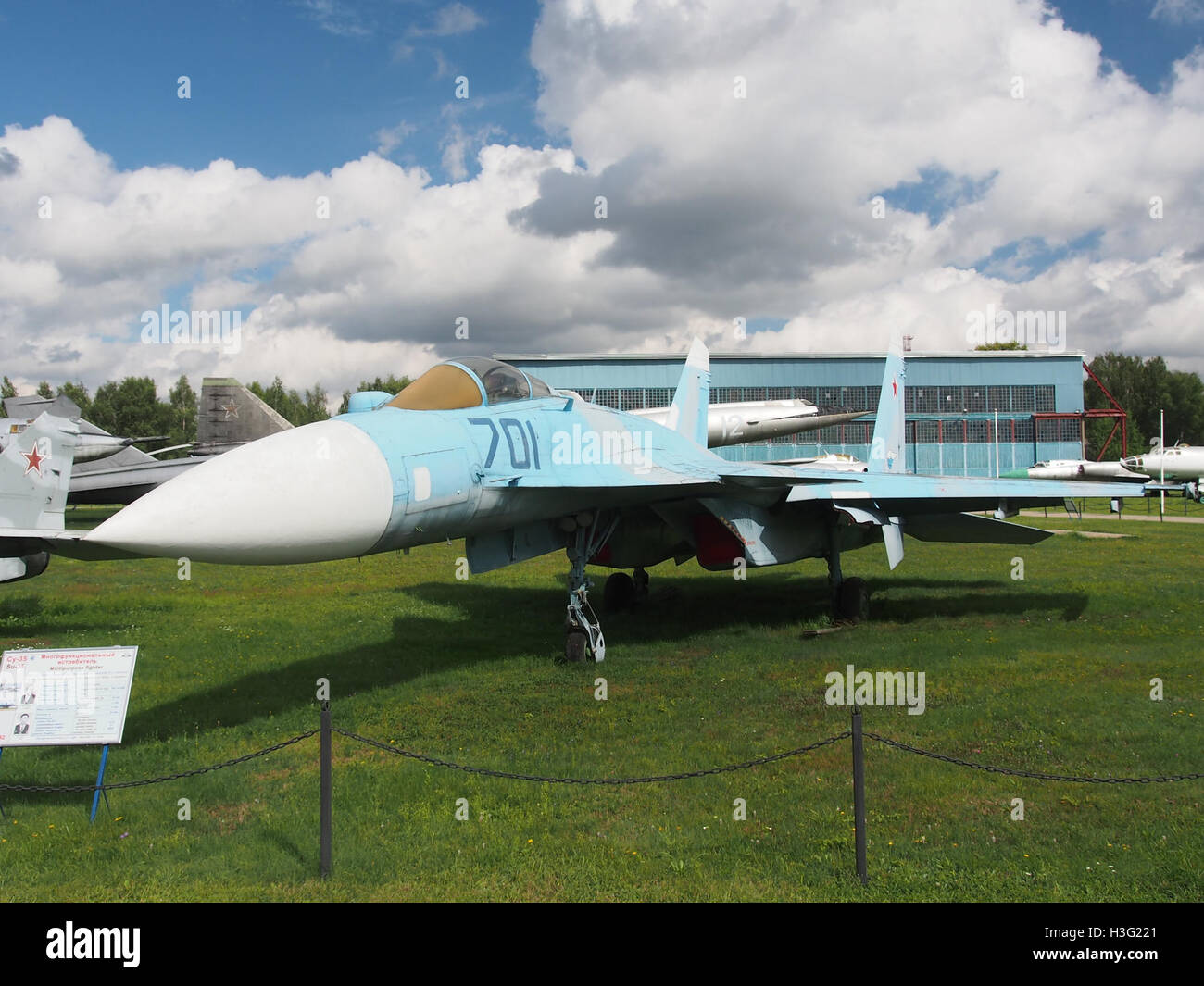 Il su-35 (701) è un caccia multiruolo di fabbricazione russa, esposto al Central Air Force Museum. Noto per l'avionica avanzata e la manovrabilità, rappresenta un progresso significativo nella moderna tecnologia di combattimento aereo. Foto Stock