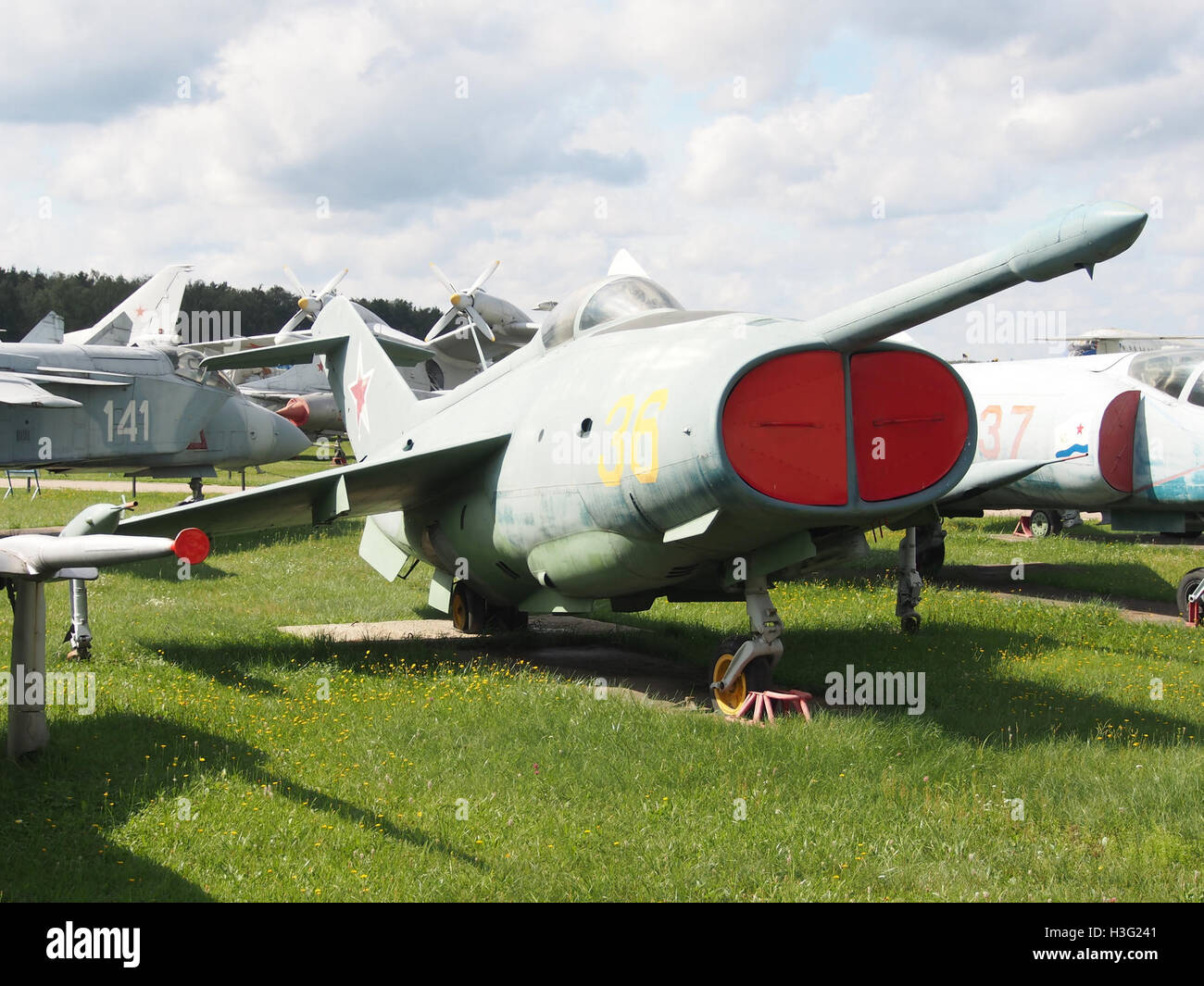 Lo Yak-36, esposto al Central Air Force Museum di Monino, Russia, è un velivolo VTOL (Vertical Takeoff and Landing) dell'era sovietica. Lo Yak-36 fu un modello sperimentale che contribuì allo sviluppo della tecnologia di volo verticale sovietica, che influenzò i successivi progetti di aerei. Foto Stock