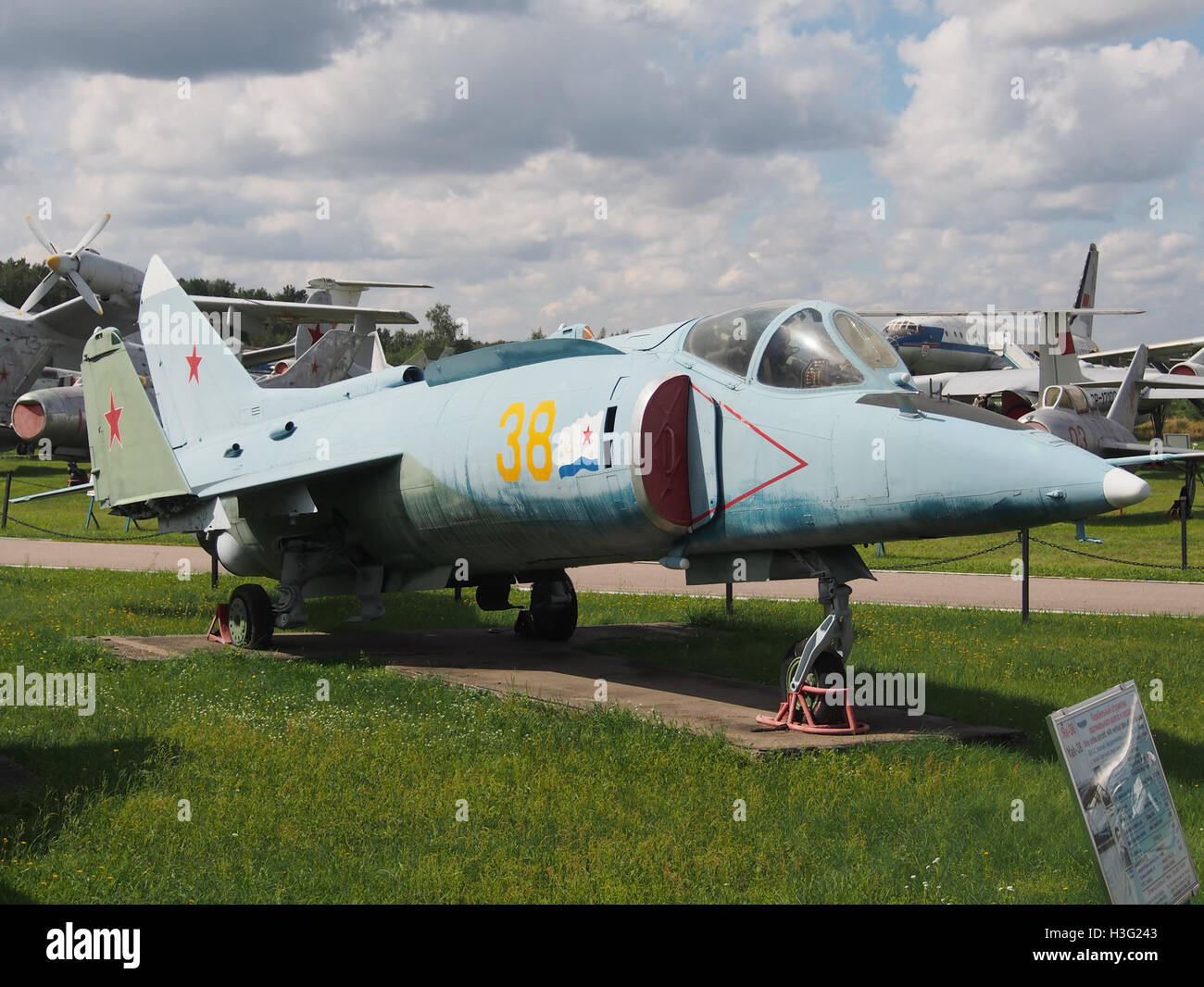 Lo Yak-38, un aereo da decollo e atterraggio verticale progettato dall'Unione Sovietica (VTOL), è esposto al Central Air Force Museum di Mosca, in Russia. Questo aereo è stato utilizzato dalla Marina sovietica per operazioni navali ed è un esempio chiave dell'aviazione militare dell'era sovietica. Foto Stock