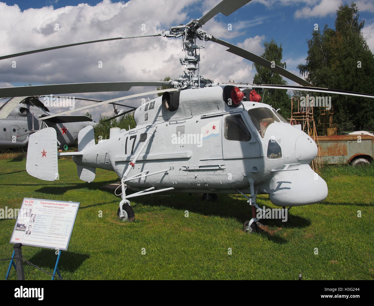 Il Kamov Ka-25K, un elicottero navale di progettazione sovietica, è esposto al Central Air Force Museum di Monino. Il Ka-25K fu utilizzato per la guerra antisommergibile e fu una risorsa chiave della Marina sovietica durante la Guerra fredda. Foto Stock
