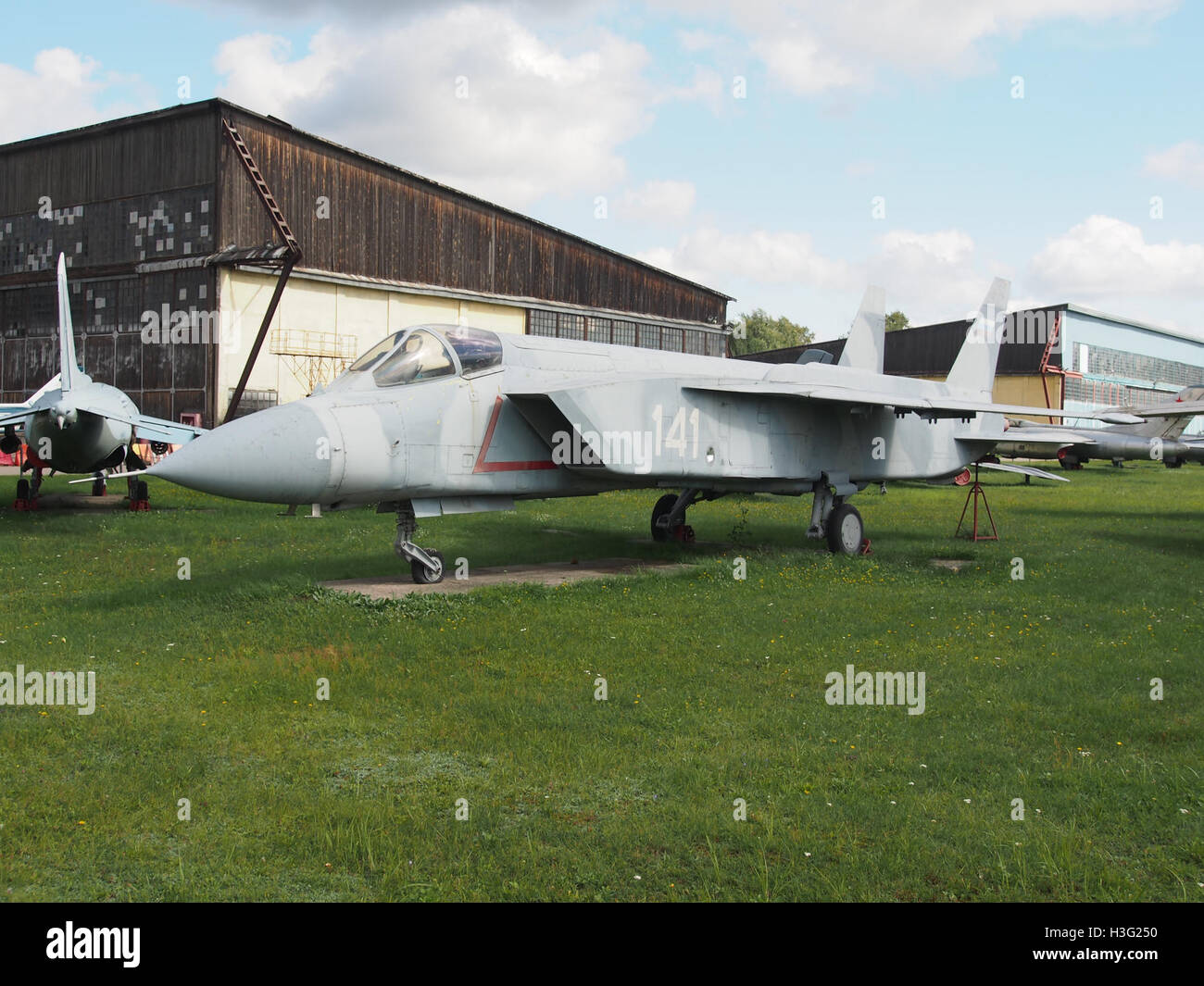 Lo Yakovlev Yak-141, un aereo VTOL sovietico, è esposto al Central Air Force Museum in Russia. Noto per le sue capacità di decollo e atterraggio verticale, è stato uno dei pochi aerei progettati per competere con i modelli occidentali in questa categoria. Foto Stock