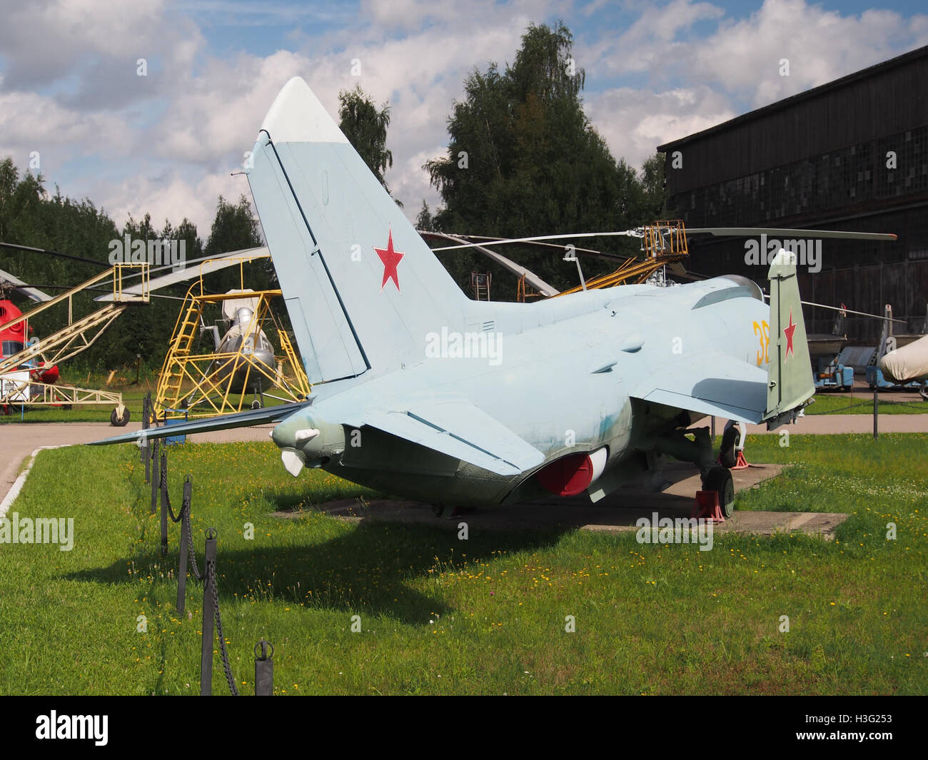 Lo Yak-38 è esposto al Central Air Force Museum, mostrando il suo design unico come un aereo da decollo e atterraggio verticale sovietico utilizzato dalla Marina sovietica durante la Guerra fredda. Foto Stock