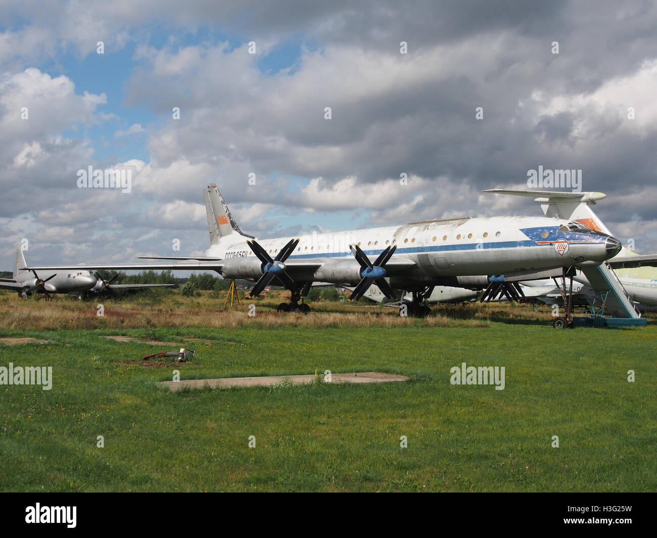 Questa fotografia raffigura il tu-114, un iconico aereo sovietico, al Central Air Force Museum. L'aereo, registrato CCCP-5611, riflette la storia dell'ingegneria e dell'aviazione dell'era sovietica. Foto Stock